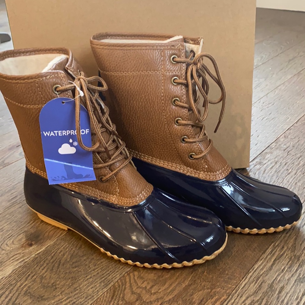 New in box:    - Woman’s casual duck waterproof boots. - Picture 7 of 17